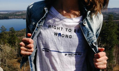 a girl wearing a shirt that says 'It's right to be wrong"