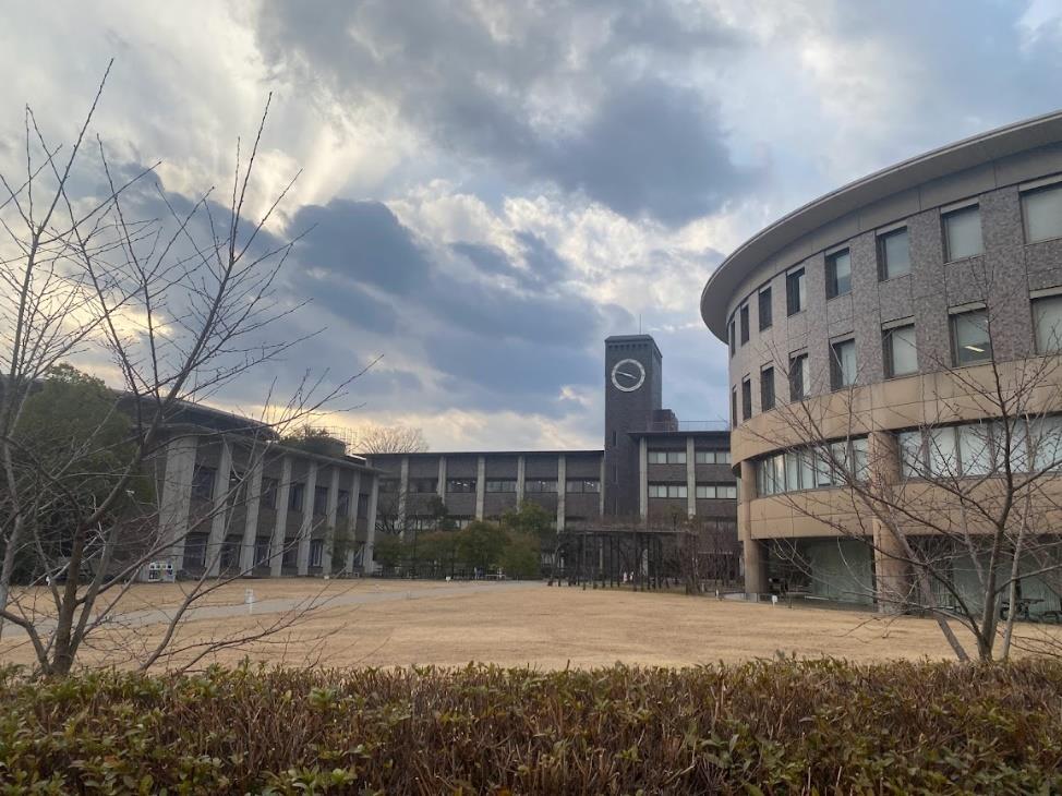 Kinugasa campus is stunning and has many facilities, such as cafeterias with affordable Japanese meals, a huge library, a well-equipped gym and so on.