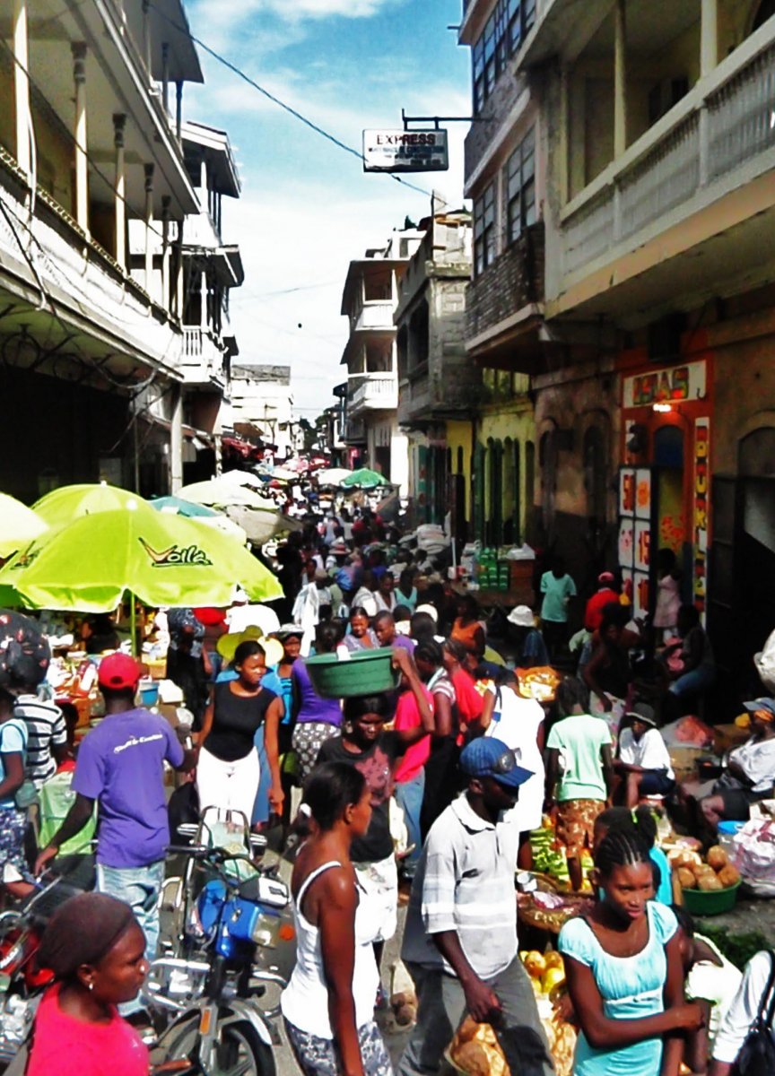 picture of lots of haitians in a marketplace