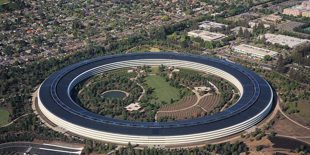 Aerial view of Apple Park, the corporate headquarters of Apple Inc., located in Cupertino, California. The roof is covered in solar panels.