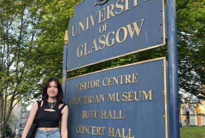 Tallisen in front of the University of Glasgow sign 