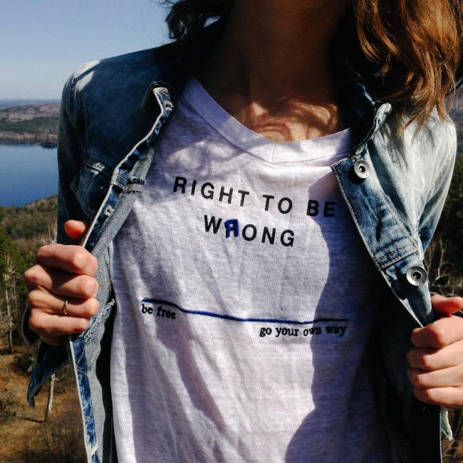 a girl wearing a shirt that says 'It's right to be wrong"