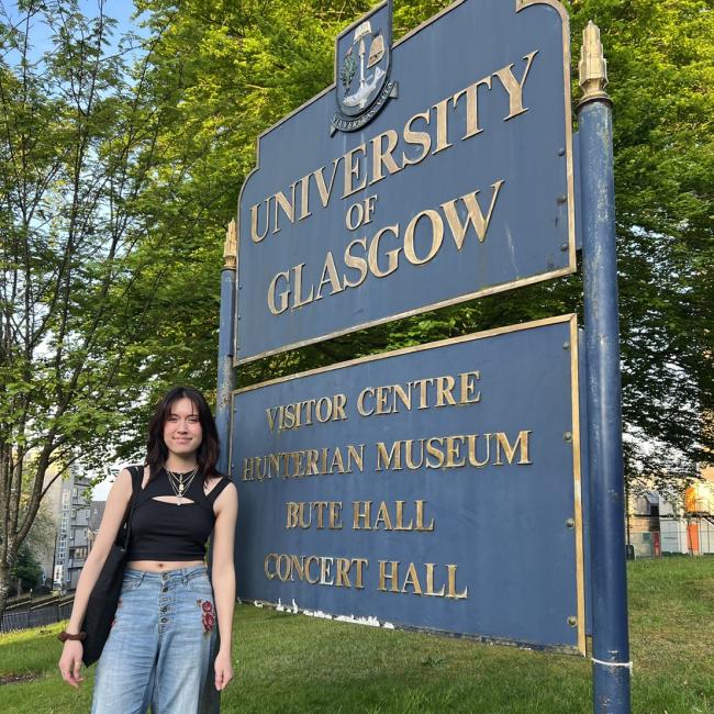 Tallisen in front of the University of Glasgow sign 